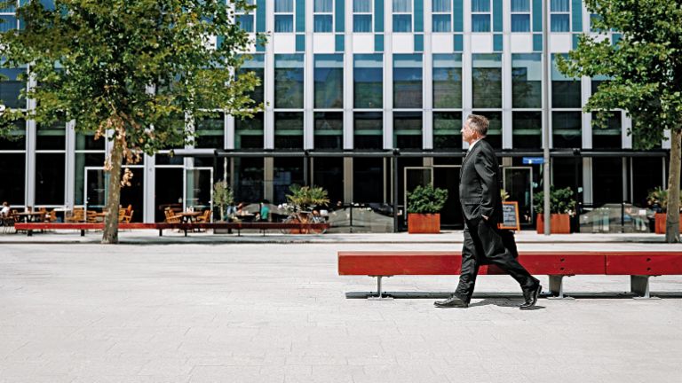 Internationales Inkasso: Inkasso-Experte Raymond Pappot läuft durch das niederländische Almere.