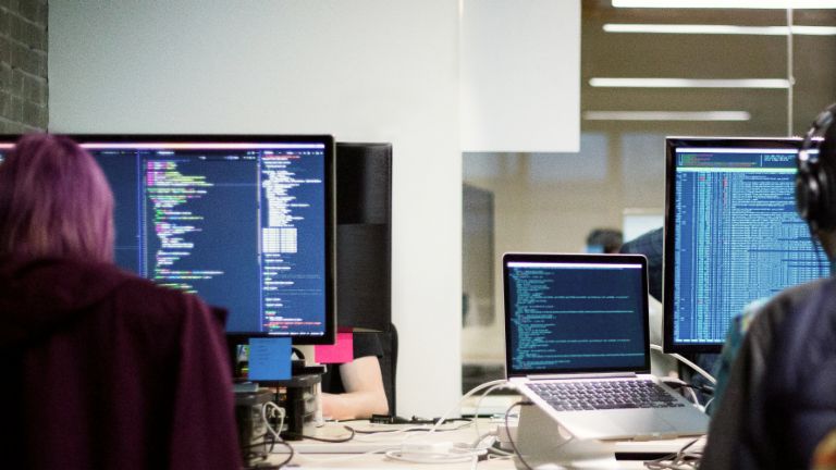 IT-Sicherheit bei EOS: Ein Monitor zeigt den Quellcode einer Website an.