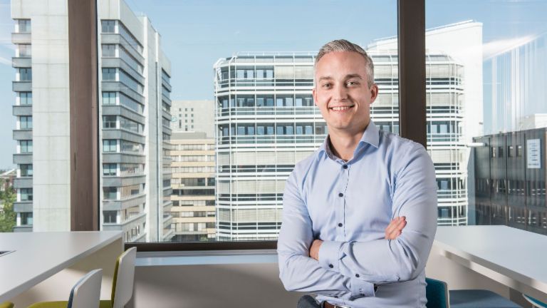 Training der Datenmodelle: Andreas Dix, Data-Spezialist bei EOS, in einem Büro.