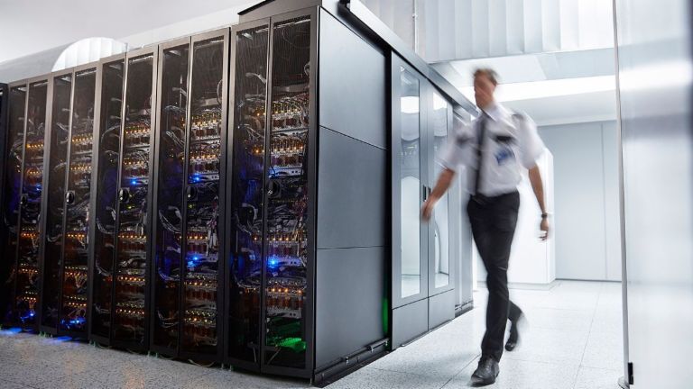 Cybersicherheit: Ein Sicherheitsmann kontrolliert den Serverraum