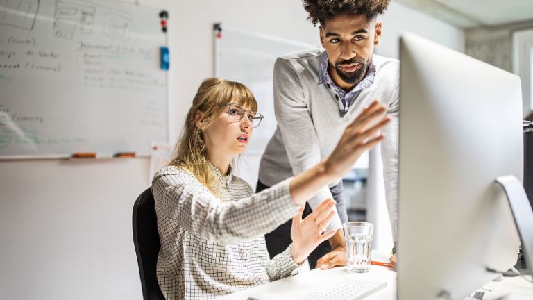 EOS neue Analytics-Plattform: Zwei Mitarbeiter werten Daten an einem Computer aus.