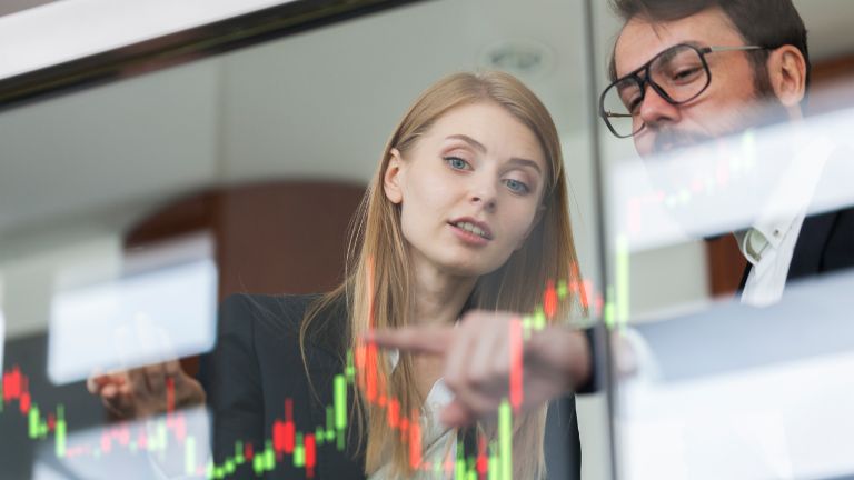 Scoring im Onlinehandel: Mitarbeiterin und Mitarbeiter werten Daten aus.