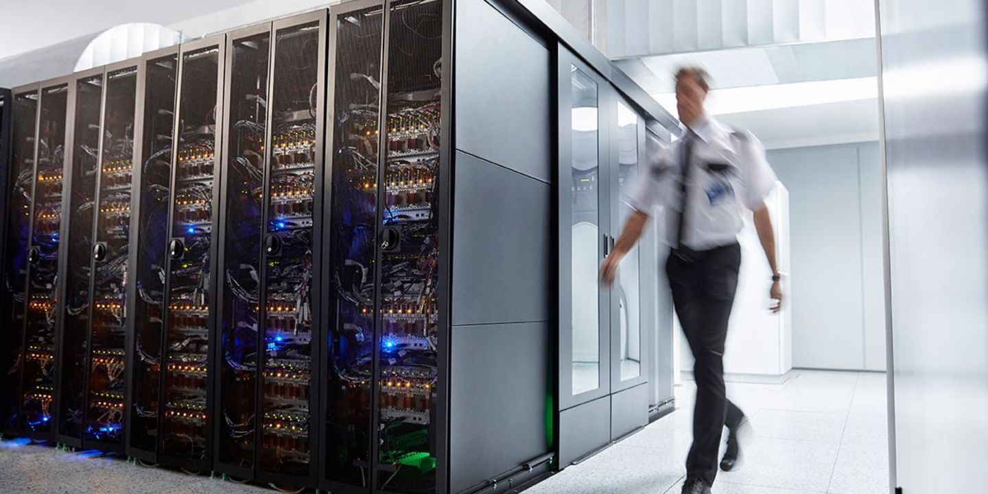 Cybersicherheit: Ein Sicherheitsmann kontrolliert den Serverraum