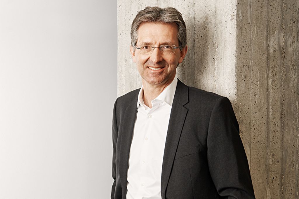 Headshot of the EOS Board member, CFO Justus Hecking-Veltman