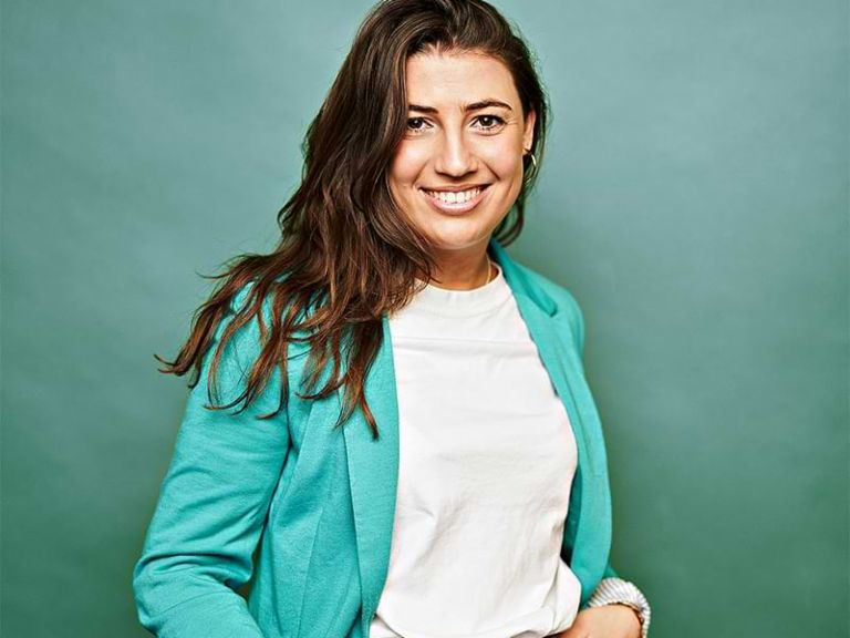 Vielfalt bei EOS: Sarah Akbari arbeitet als Junior Marketing Consultant bei EOS und hat dort das Netzwerk W:isible mit ins Leben gerufen.