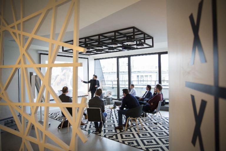 Warum EOS kein Start-up ist – und dennoch nicht weniger agil: Mehrere Personen bei einem Meeting.
