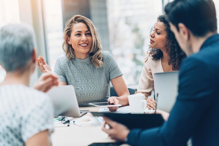 Robotic Process Automation: Kollegen und Kolleginnen und Kollegen in einem Meeting.
