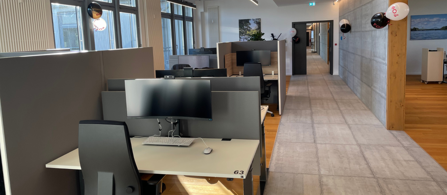 In the new EOS Berlin location there are 116 modern workstations available, which are used on a desk-sharing basis