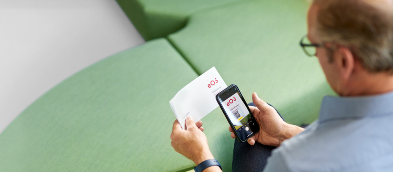 Person scannt einen QR Code zum EOS Service Portal