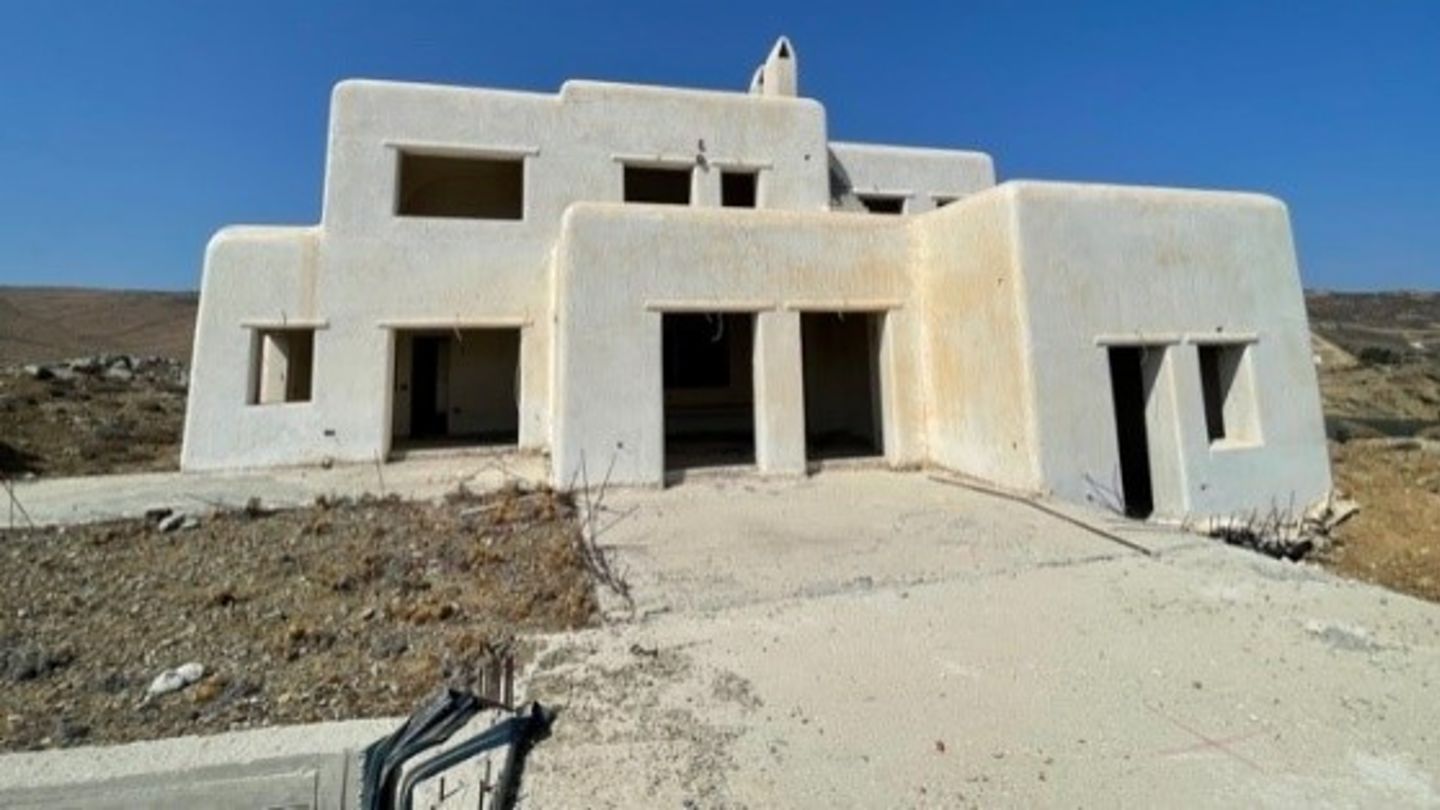 Foto von einer Anlage mit mehreren nicht zu Ende gebauten Villen auf Mykonos, die von EOS unter nachhaltigen Aspekten saniert werden.