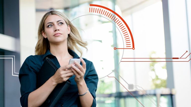 Digitales Vertrauen: Junge Frau nutzt ihr Smartphone vor einem Gebäude.