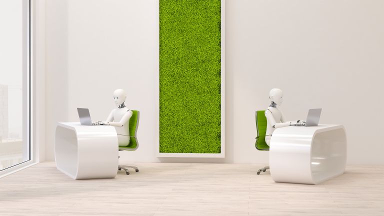 Chatbots im Inkasso-Service: Roboter beantworten am Laptop Serviceanliegen.