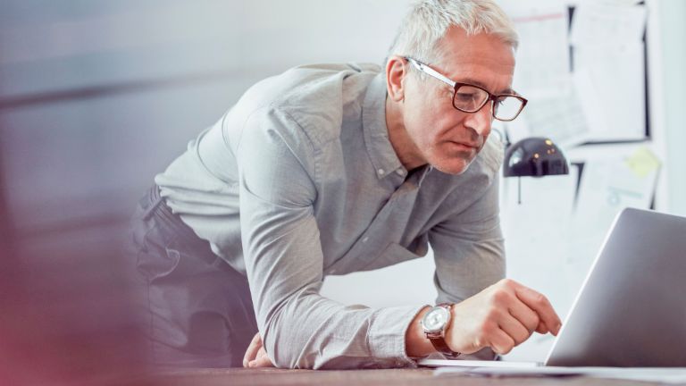 Forderungsverkauf: Mann am Laptop.