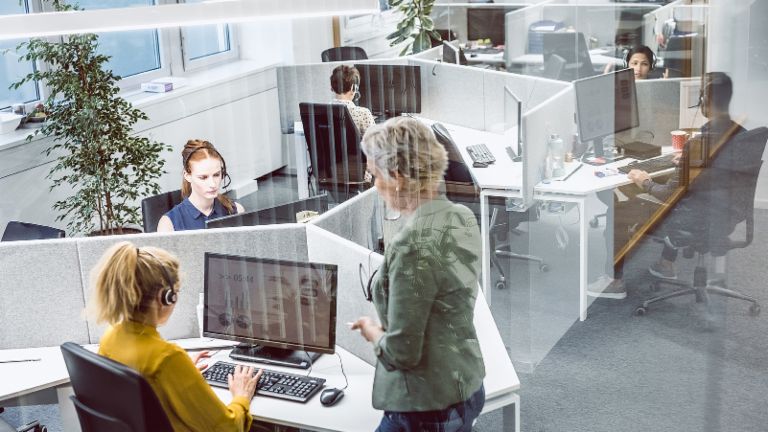 Interview: Call Center Agents bei der Arbeit.