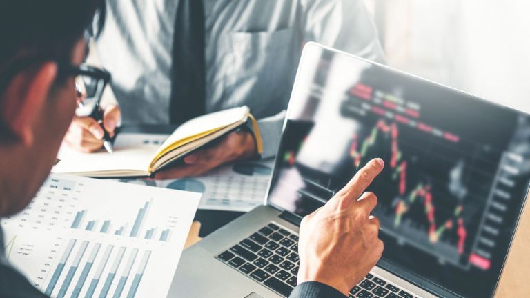 Konjunkturkrise: ein Mann beobachtet Aktienkurse an einem Computerbildschirm