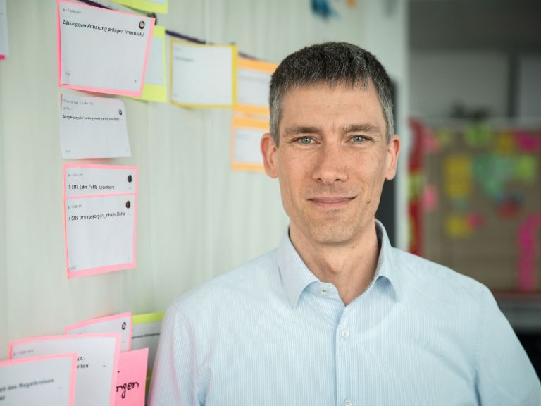 Porträt von Thomas Lieder, Agile Coach. Er unterstützt die Kollegen von der Softwareplattform von EOS flexibler und datengetriebener zu werden. 